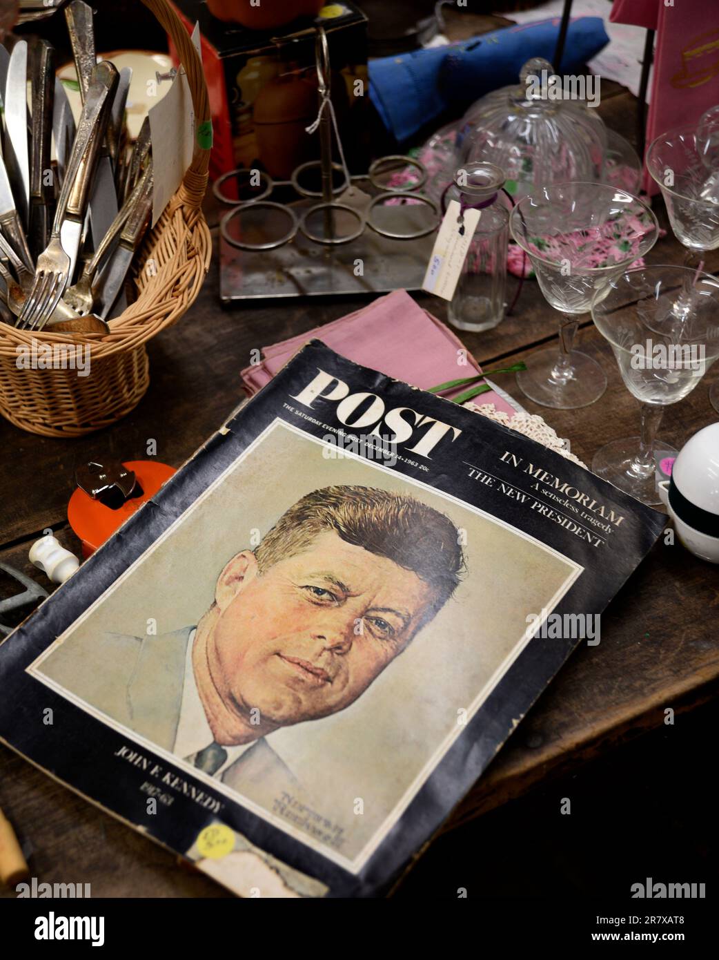 Une copie de l'édition du 14 décembre 1963 du Saturday Evening Post avec le Président John F. Kennedy sur la couverture en vente dans un magasin d'antiquités américain. Banque D'Images