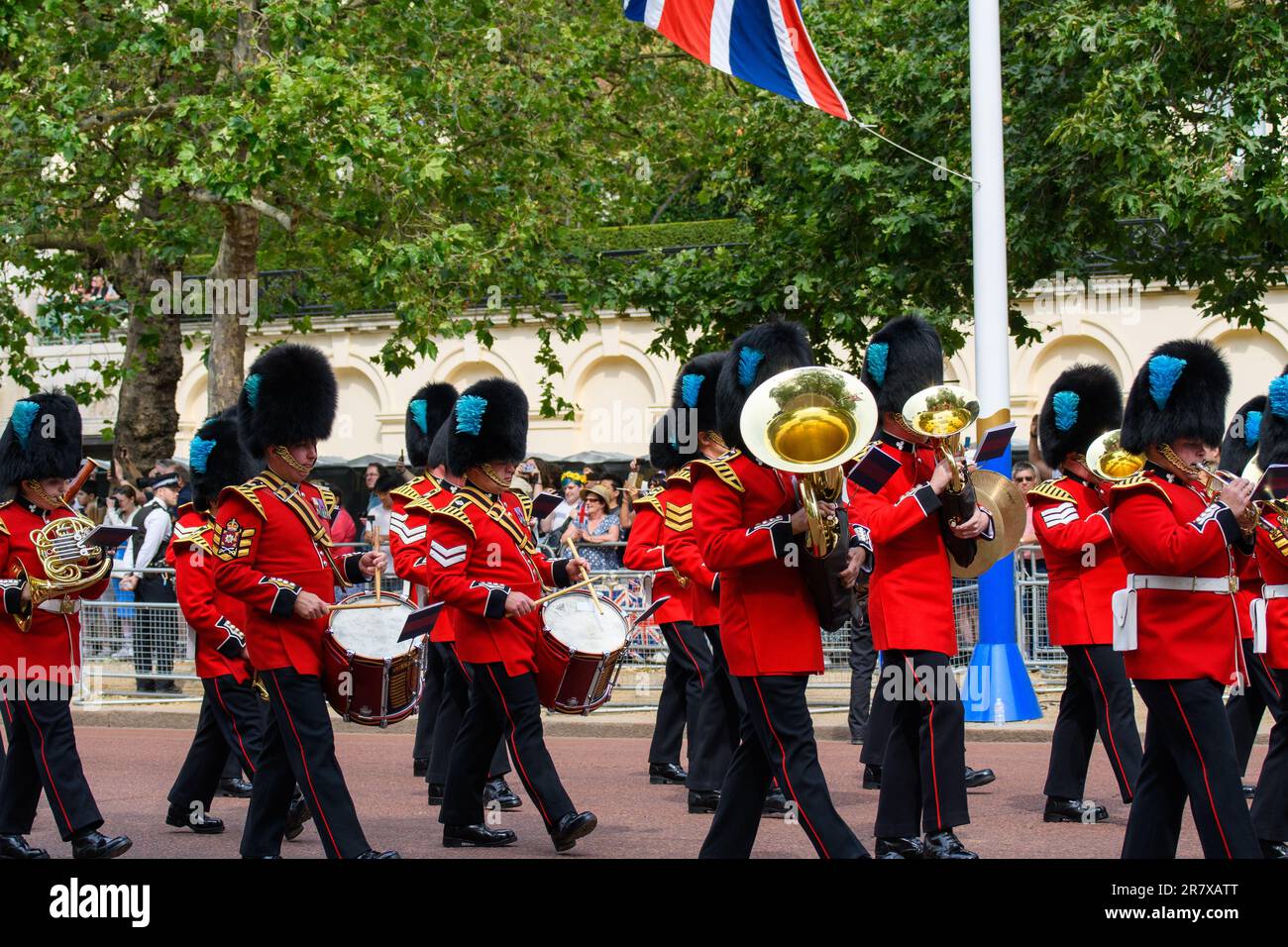 Londres, Royaume-Uni, 17th juin 2023, la foule s'est rassemblée après un départ lent dans le Mall pour le premier anniversaire officiel du roi. Le Trooping The Color a eu lieu à Horse Guards Parade, avec le Roi à cheval, avec le Prince William, Princes Anne et Prince Edward. Une vague de flèches rouges a eu lieu avec la vague traditionnelle du balcon de Buckingham Palace. , Andrew Lalchan Photography/Alamy Live News Banque D'Images