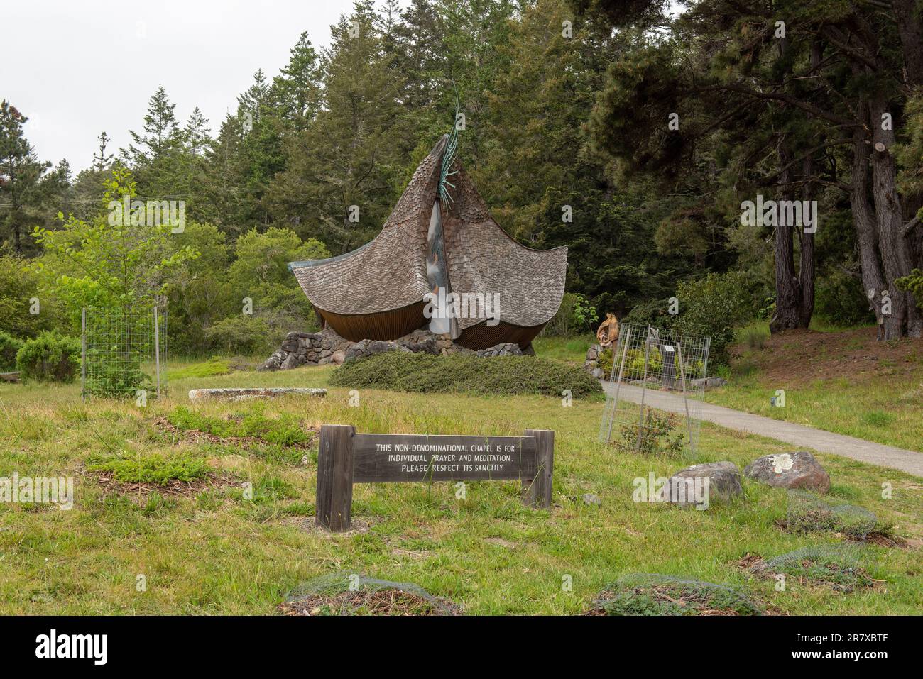 Près de Sea Ranch, CA, USA. 14 mai 2023. Chapelle non-confessionnelle le long de l'autoroute 1 sur une journée partiellement nuageux typique de la Californie côtière Banque D'Images