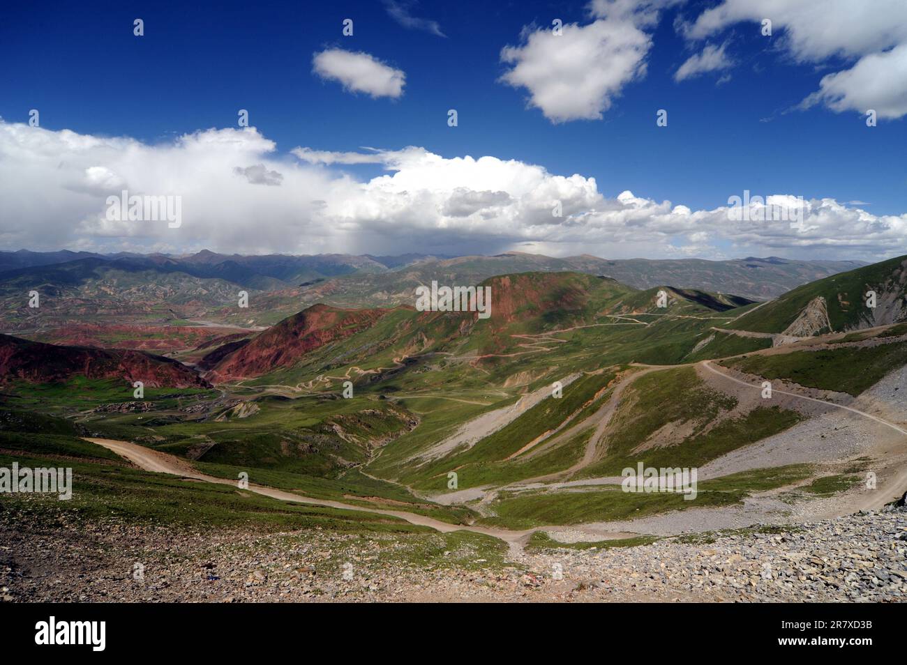 Le terrain montagneux dans la partie nord-ouest de la chaîne de montagnes transverse du Nord-est au Tibet - Dingqing Banque D'Images