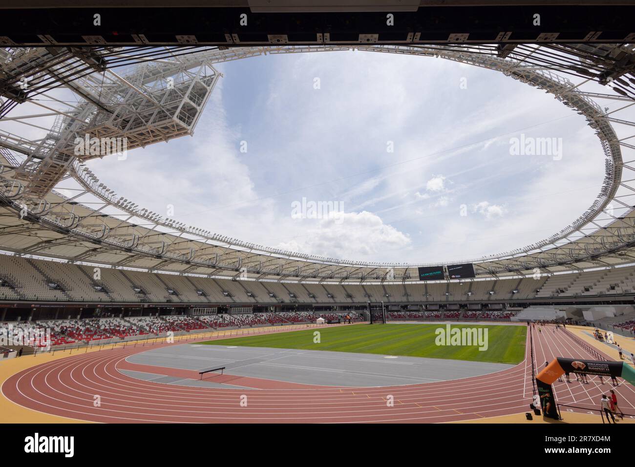 Budapest. 17th juin 2023. Les gens participent à une journée familiale au Centre national d'athlétisme récemment ouvert à Budapest, en Hongrie, sur 17 juin 2023. Le tout nouveau Centre national d'athlétisme accueillera 2023 championnats du monde d'athlétisme au cours du 19-27 août. Credit: Attila Volgyi/Xinhua/Alay Live News Banque D'Images