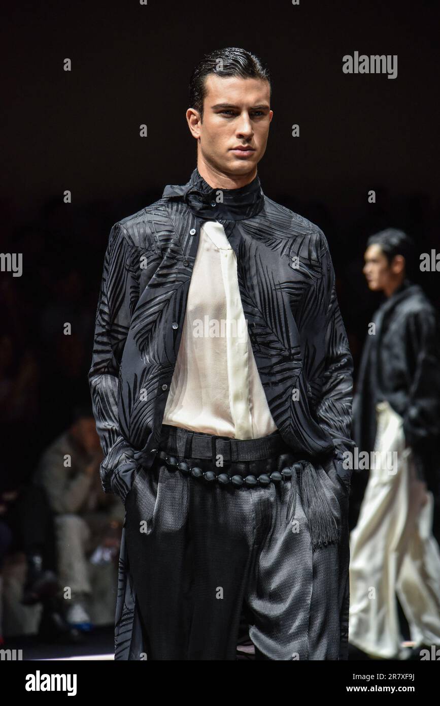 Milan, Italie. 17th juin 2023. Un modèle présente une création pour Emporio Armani lors de la semaine de la mode hommes de Milan Printemps/été 2024 à Milan, Italie, sur 17 juin 2023. Credit: STR/Xinhua/Alay Live News Banque D'Images