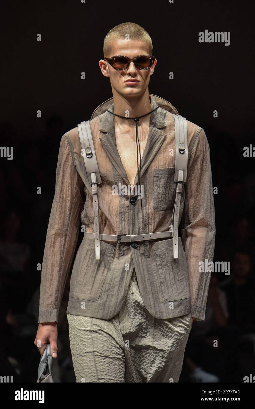 Milan, Italie. 17th juin 2023. Un modèle présente une création pour Emporio Armani lors de la semaine de la mode hommes de Milan Printemps/été 2024 à Milan, Italie, sur 17 juin 2023. Credit: STR/Xinhua/Alay Live News Banque D'Images