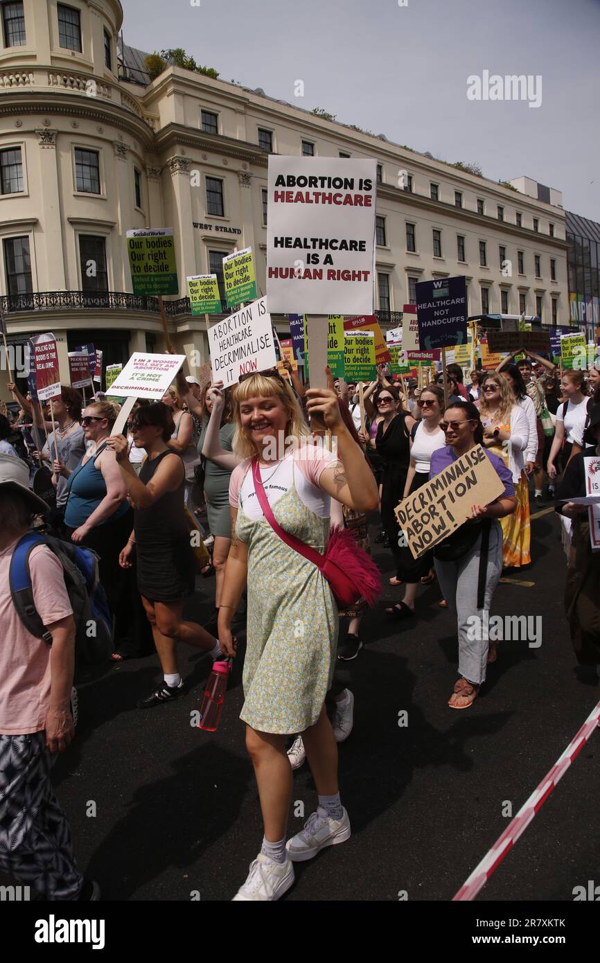 Londres, Royaume-Uni. 17/June/2023 les marcheurs protestent contre le fait de faire emprisonner une femme pour avoir utilisé une pilule d'avortement. Des centaines de personnes participent à une marche dans le centre de Londres contre le jailing de Carla Foster pour avoir accès à des pilules d'avortement pour mettre fin à une grossesse non désirée. La marche a été organisée par le Service consultatif britannique de grossesse, le Parti pour l’égalité des femmes et la Fawcett Society. Crédit : Roland Ravenhill/Alay Banque D'Images