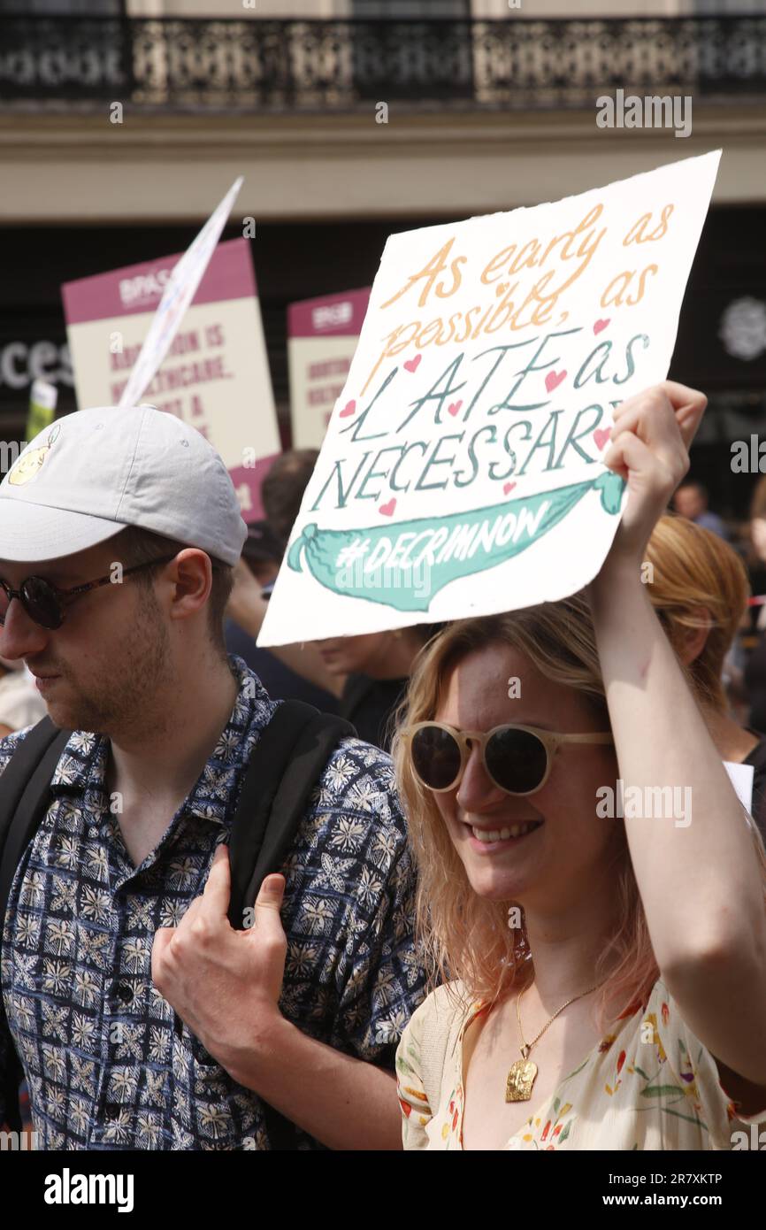 Londres, Royaume-Uni. 17/June/2023 les marcheurs protestent contre le fait de faire emprisonner une femme pour avoir utilisé une pilule d'avortement. Des centaines de personnes participent à une marche dans le centre de Londres contre le jailing de Carla Foster pour avoir accès à des pilules d'avortement pour mettre fin à une grossesse non désirée. La marche a été organisée par le Service consultatif britannique de grossesse, le Parti pour l’égalité des femmes et la Fawcett Society. Crédit : Roland Ravenhill/Alay Banque D'Images