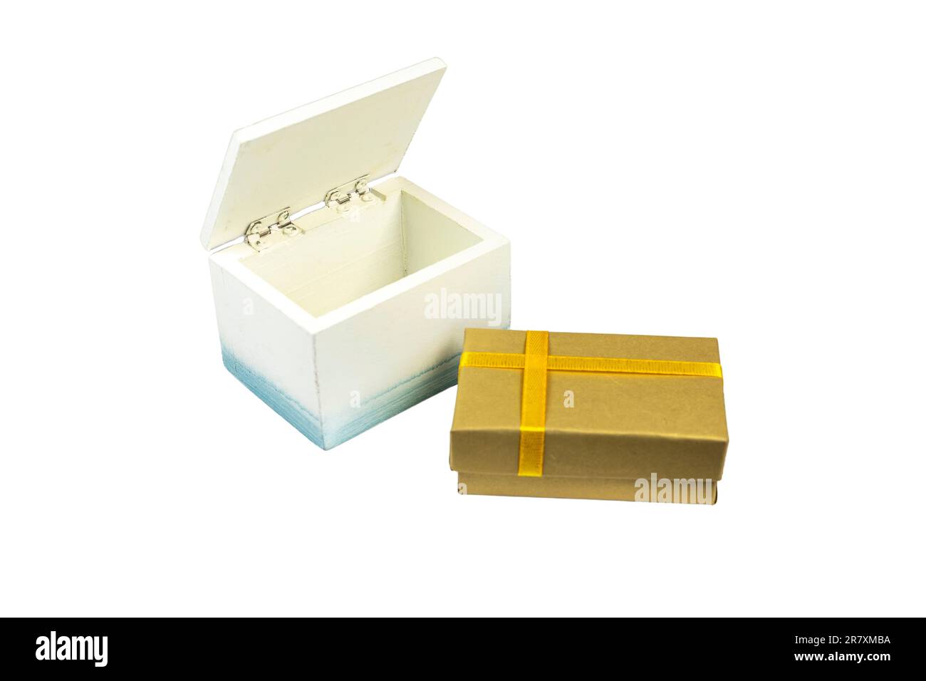 Boîte cadeau vide en bois avec une boîte cadeau de dessin animé dorée isolée sur fond blanc. Banque D'Images