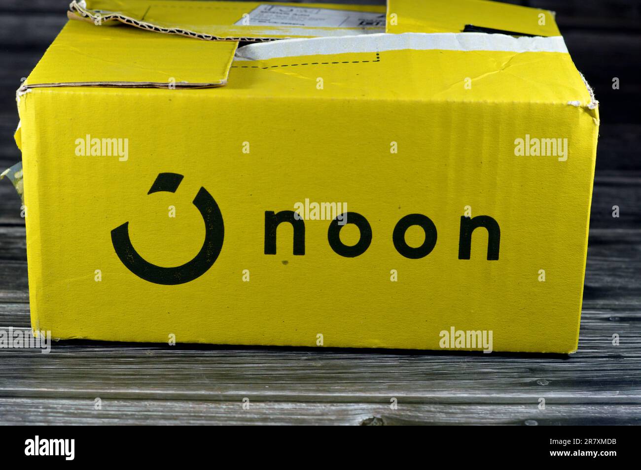 Le Caire, l'Egypte, 12 juin 2023: Midi livraison de shopping en ligne boîte jaune, Noon.com express pour la livraison rapide et retour facile, Noon est un e-commerc Banque D'Images
