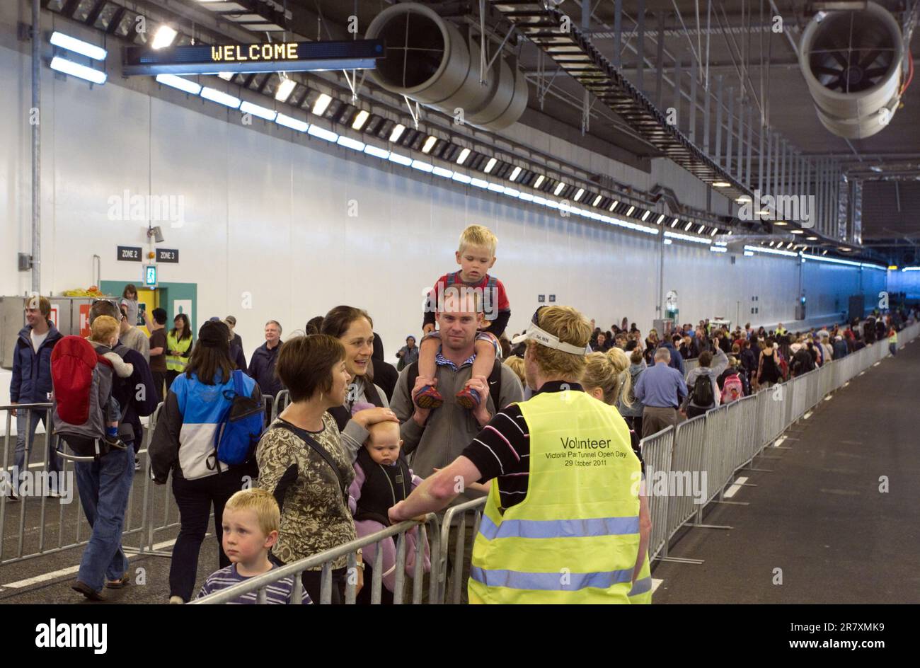 Les membres du public sont autorisés à traverser et à inspecter les travaux à l'ouverture du Victoria Park tunnel, Auckland, Nouvelle-Zélande, Banque D'Images