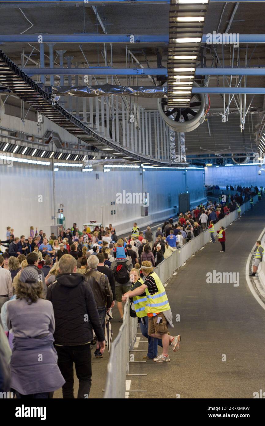 Les membres du public sont autorisés à traverser et à inspecter les travaux à l'ouverture du Victoria Park tunnel, Auckland, Nouvelle-Zélande, Banque D'Images