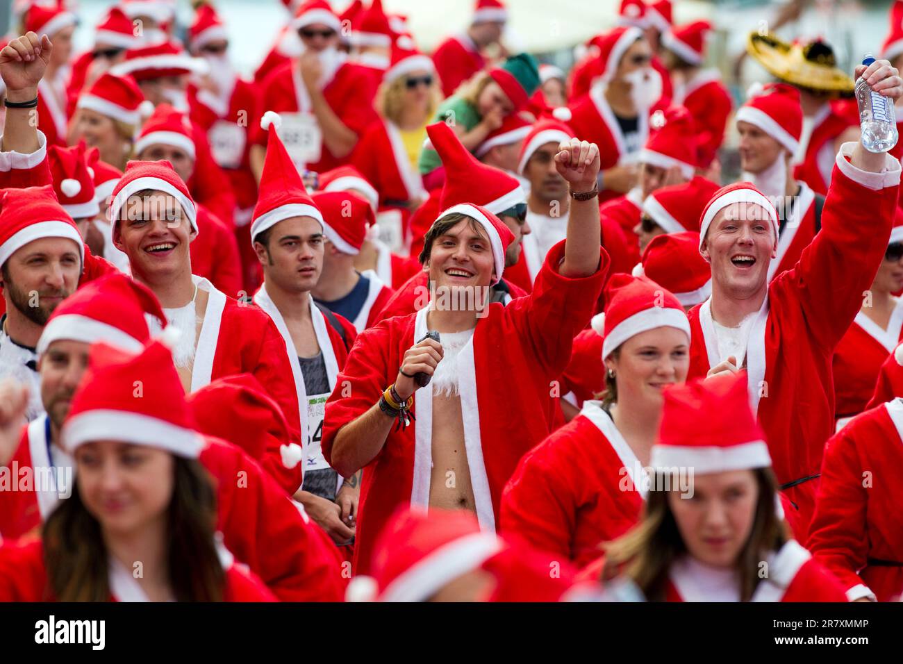 La course de Santa pour enfants de Nouvelle-Zélande avec plus de 850 participants vêtus de costumes de santa courir 2-3km pour la charité, Auckland, Nouvelle-Zélande, Banque D'Images