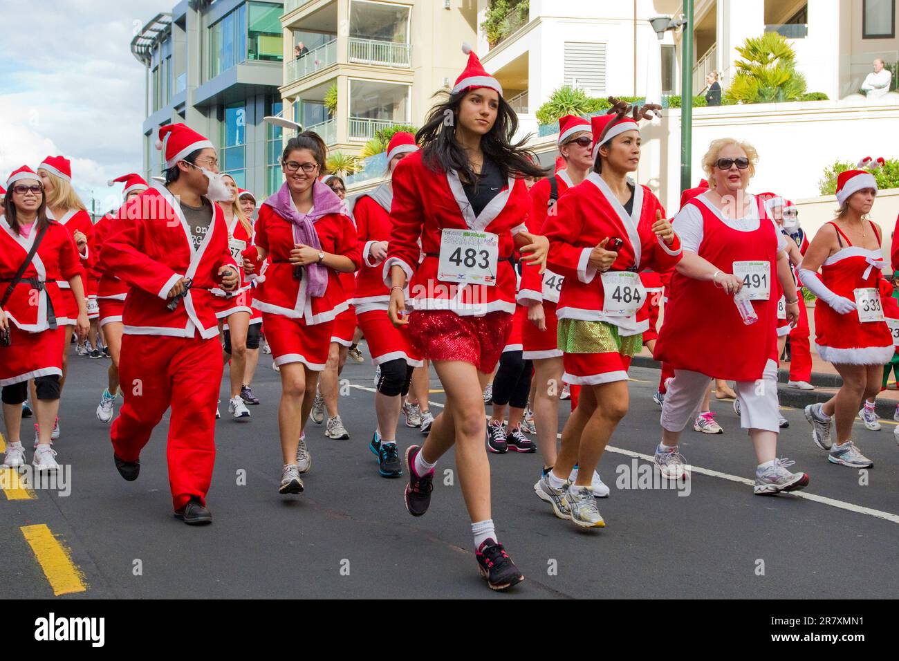 La course de Santa pour enfants de Nouvelle-Zélande avec plus de 850 participants vêtus de costumes de santa courir 2-3km pour la charité, Auckland, Nouvelle-Zélande, Banque D'Images
