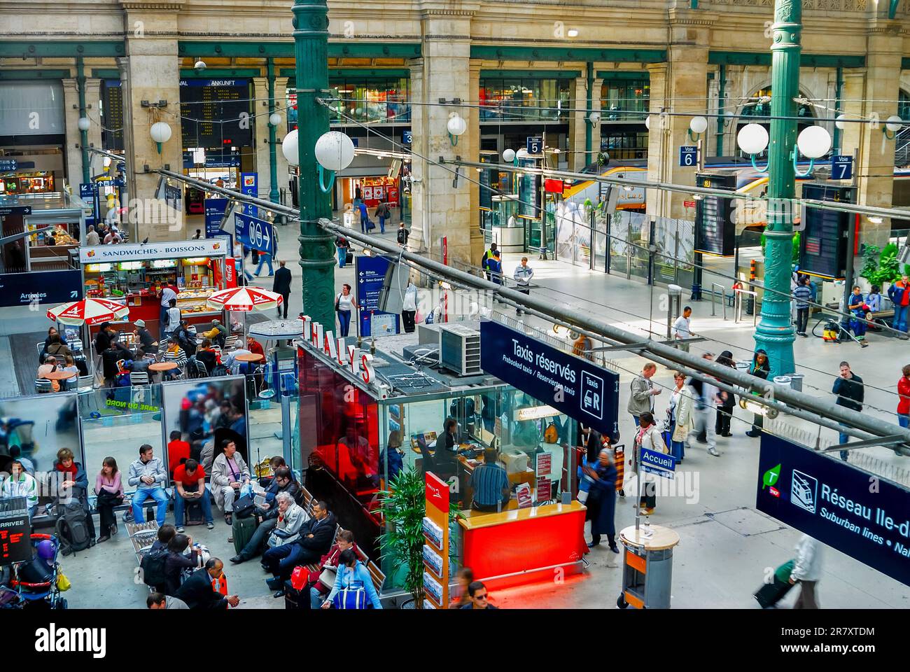 Paris, France, grande foule, passagers en attente à l'intérieur de la Gare française, Gare du Nord, High angle, SNCF Banque D'Images