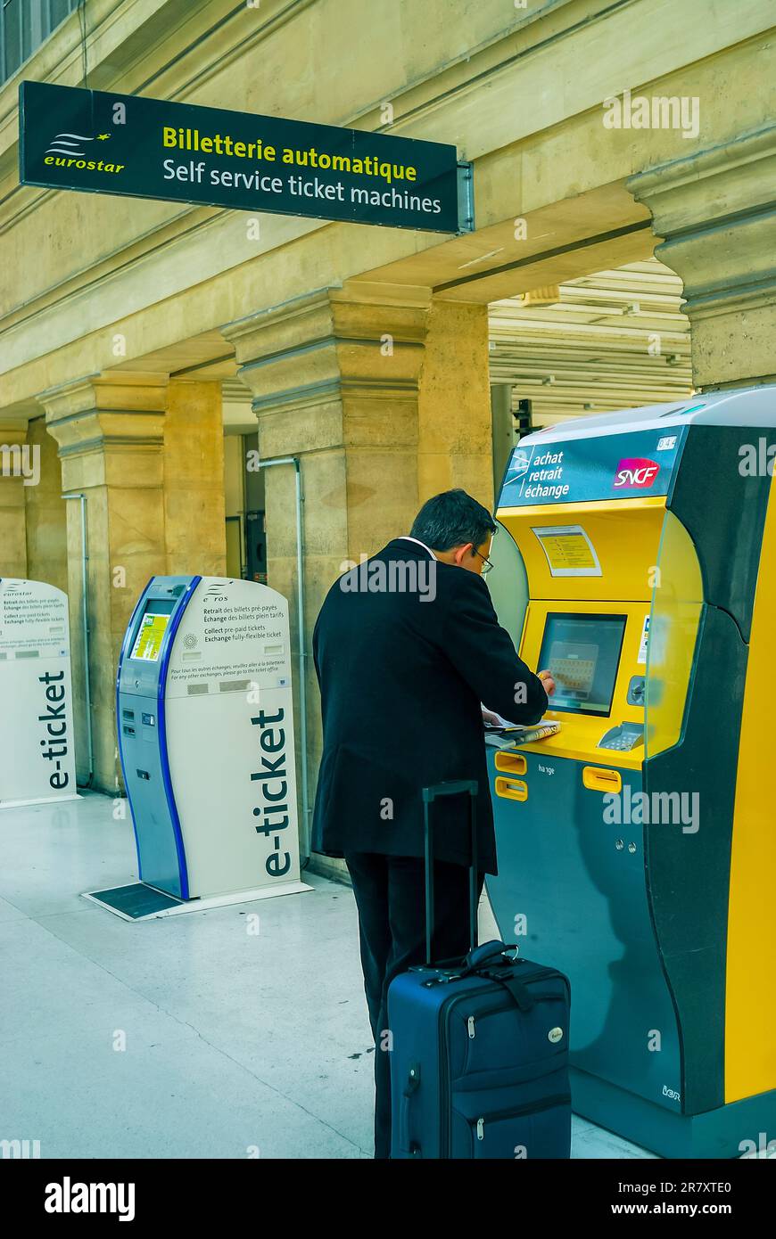 Distributeur automatique à la Gare du Nord à Paris, France Photo Stock -  Alamy