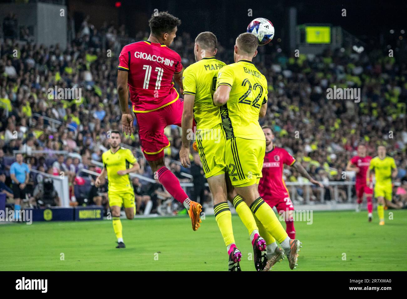 Nashville, Tennessee, États-Unis. 17 juin 2023. Nicholas Gioacchini, Jack Maher et Josh Bauer vont après le bal. Nashville SC bat St. Louis City SC 3-1 au parc GEODIS. Crédit : Kindell Buchanan/Alamy Live News. Banque D'Images