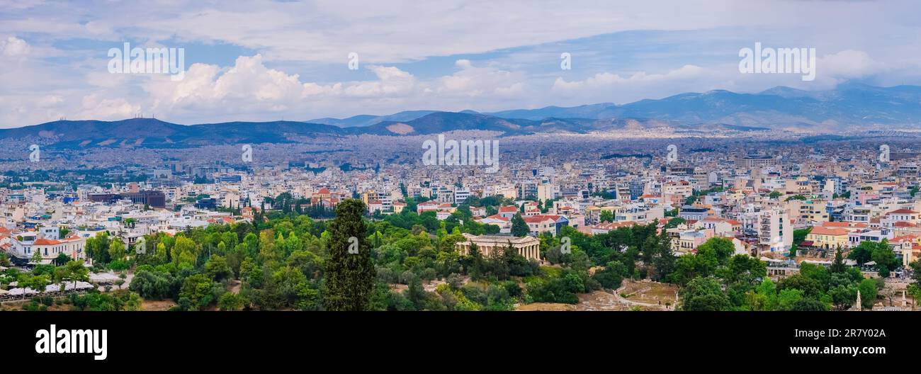 Vue sur les quartiers de Plaka et Monastiraki et le mont Lycabette depuis l'Acropole Banque D'Images