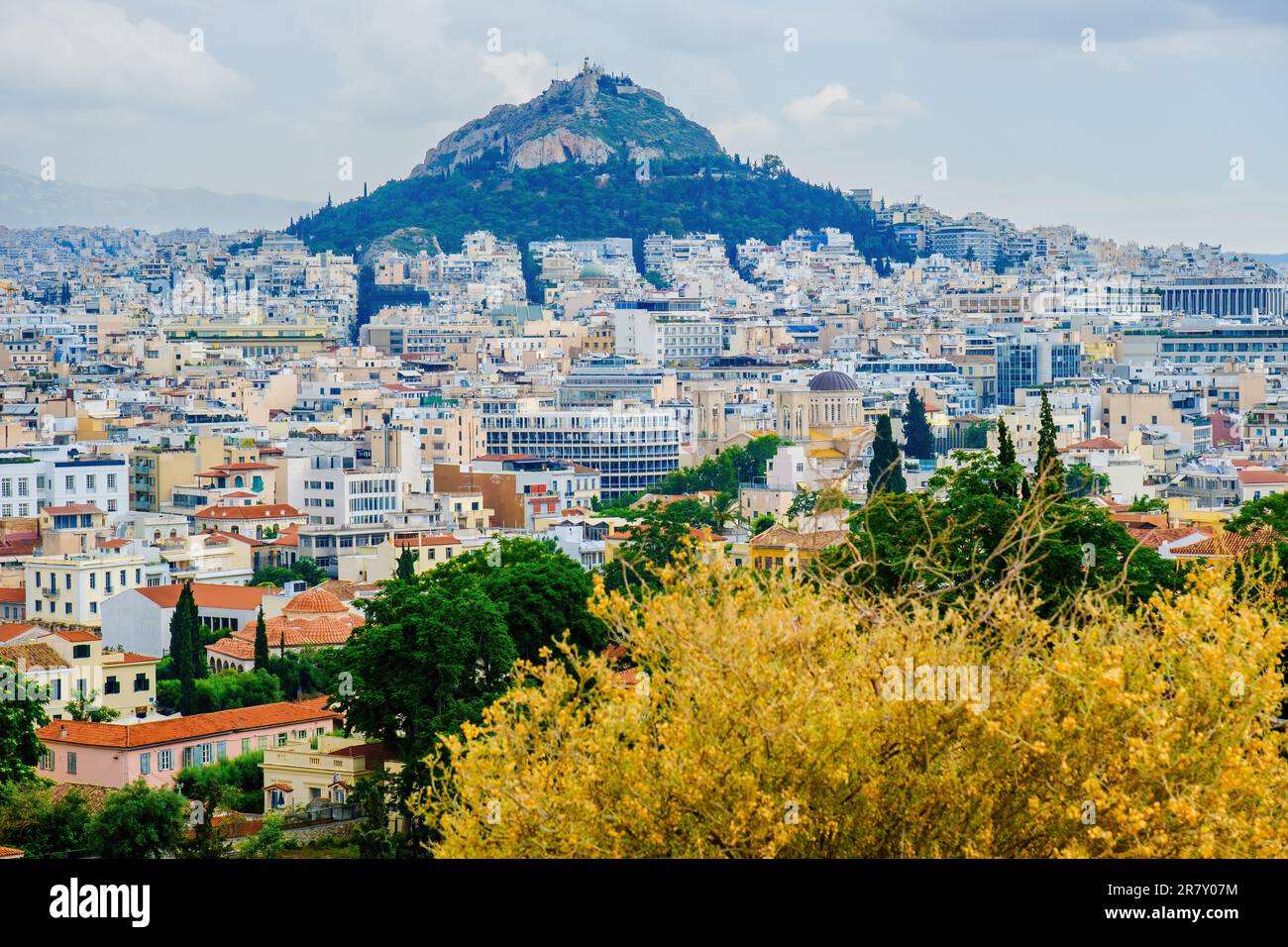 Vue sur les quartiers de Plaka et Monastiraki et le mont Lycabette depuis l'Acropole Banque D'Images