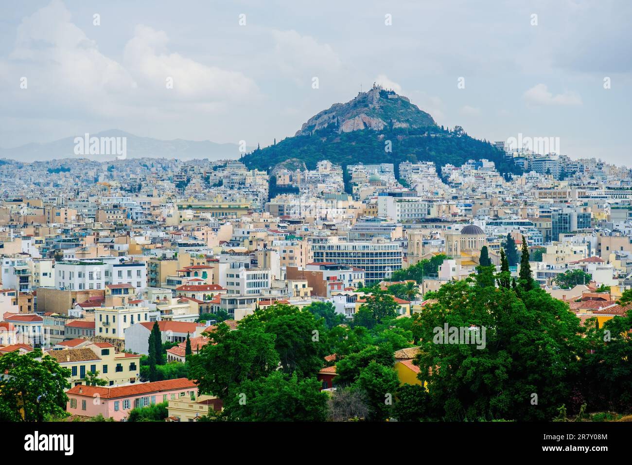 Vue sur les quartiers de Plaka et Monastiraki et le mont Lycabette depuis l'Acropole Banque D'Images