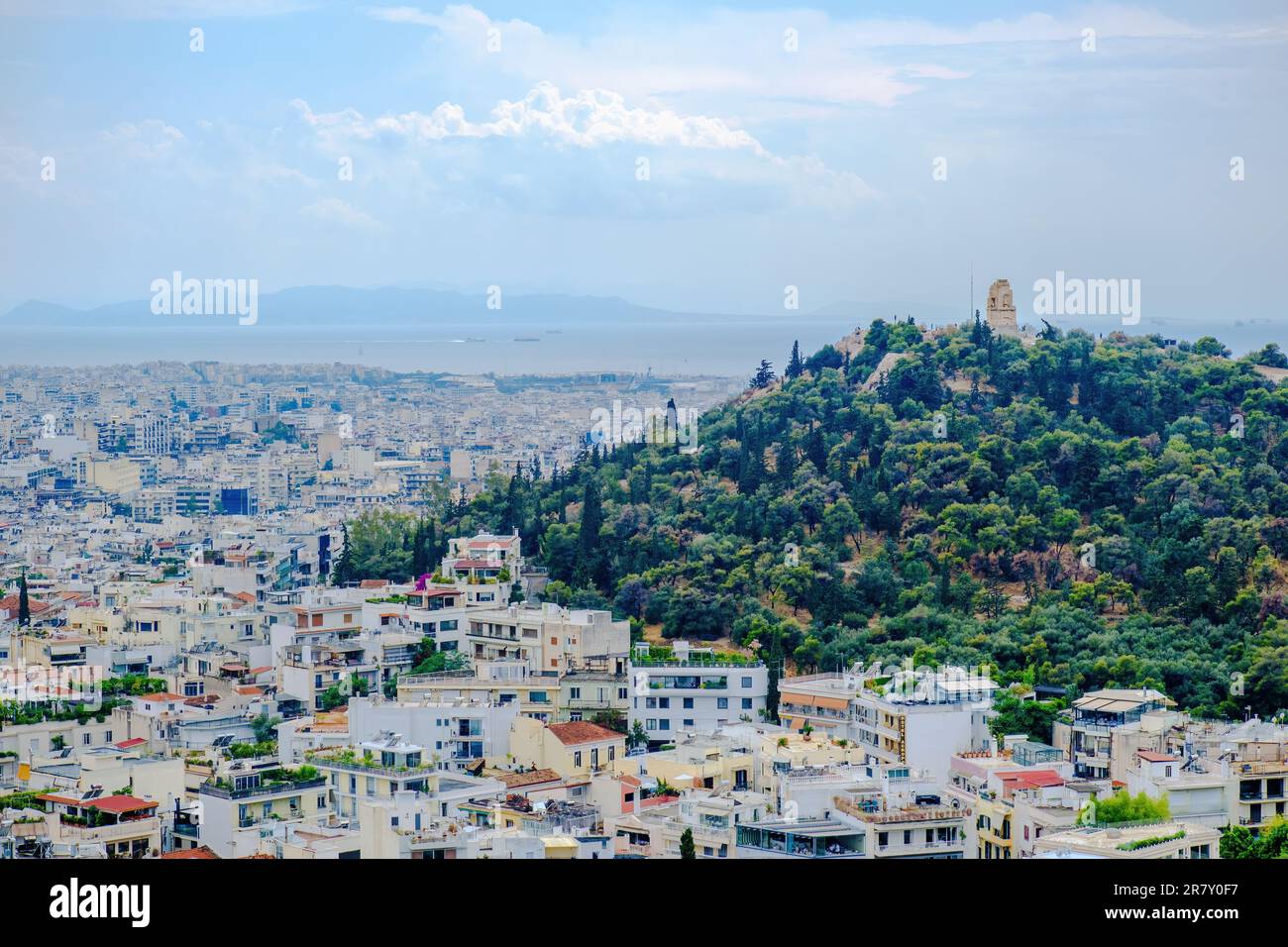 Vue sur les quartiers de Plaka et Monastiraki et le mont Lycabette depuis l'Acropole Banque D'Images