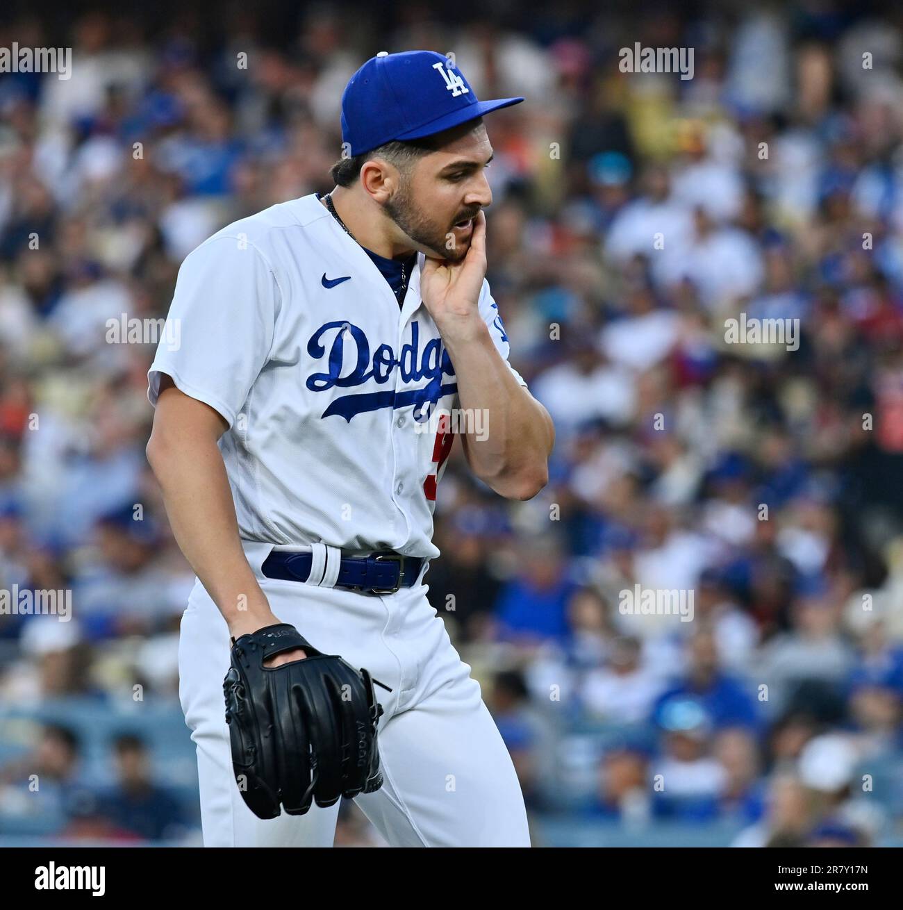 Los Angeles, États-Unis. 17th juin 2023. Alex Vesia, le relieur des Dodgers de Los Angeles, se rend au dugout après l'enregistrement de la finale, mais pas avant de renoncer à une grande gigue à San Francisco Giants pincer-hitter J.D. Davis dans la sixième salle à manger pour mettre les Giants dans le commandement avec un 9-0 plomb au stade Dodger à Los Angeles samedi, 17 juin 2023. Entre 15 et 0 ans, les Dodgers ont subi leur plus grande perte à la fermeture de leur maison en 125 ans. Photo de Jim Ruymen/UPI crédit: UPI/Alay Live News Banque D'Images