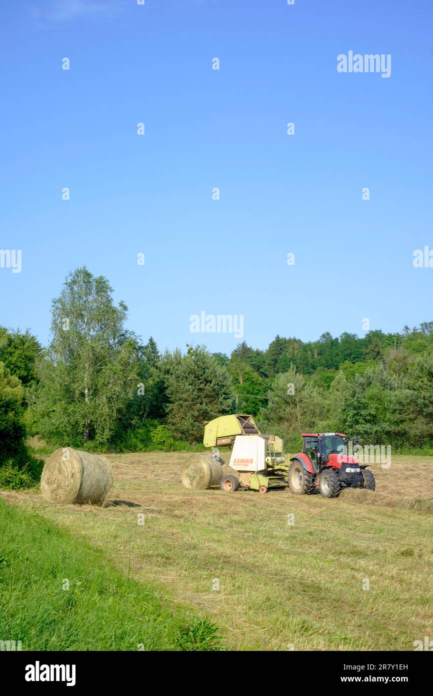 les lignes de mise en balles de tracteurs d'herbe coupée en mosaïque dans le comté de zala en hongrie Banque D'Images