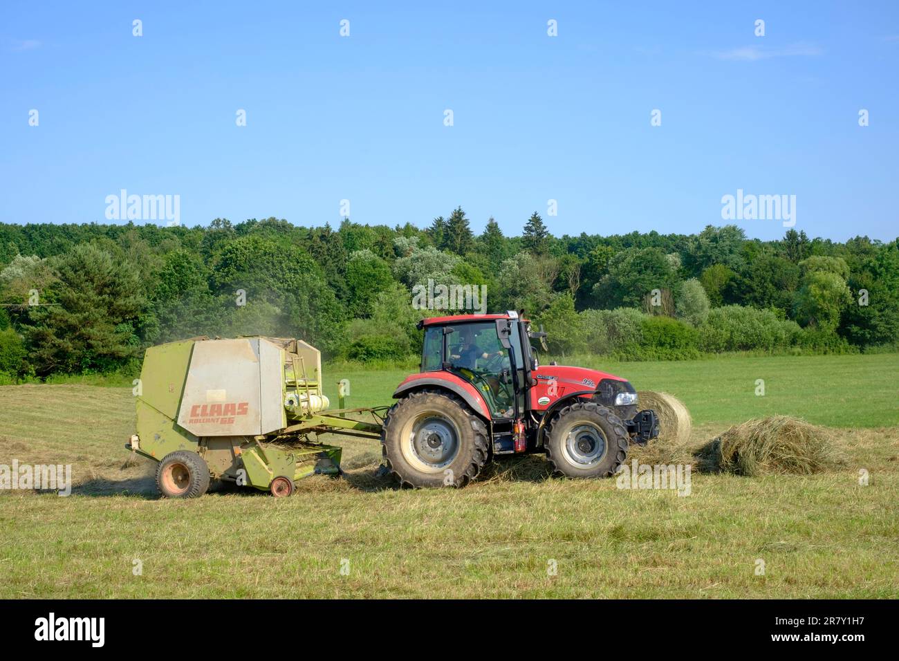 les lignes de mise en balles de tracteurs d'herbe coupée en mosaïque dans le comté de zala en hongrie Banque D'Images