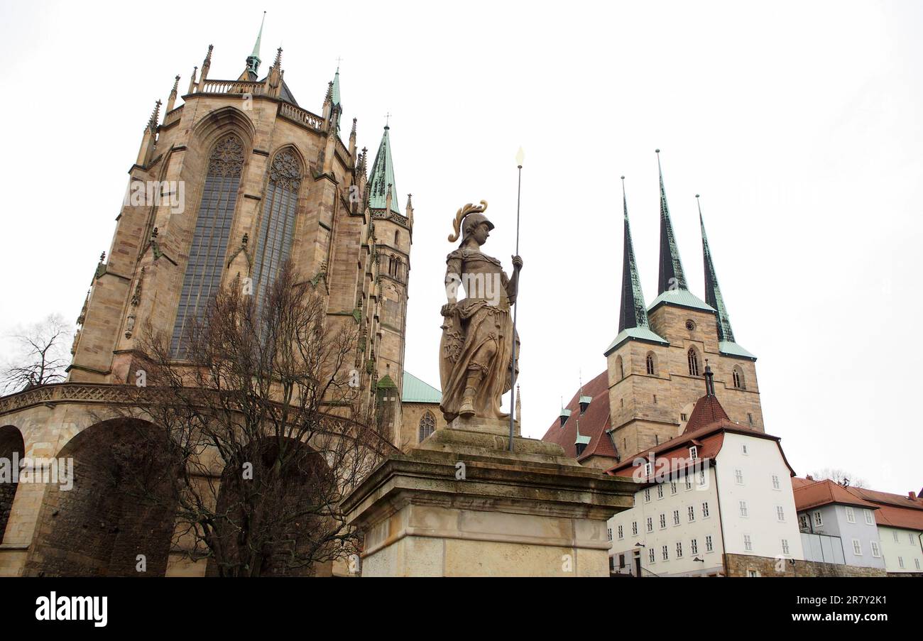 Minervabrunnen, fontaine renaissance surmontée de sculptures, en face de la colline de la cathédrale, le Domberg, vue sur l'après-midi sombre, Erfurt, Allemagne Banque D'Images