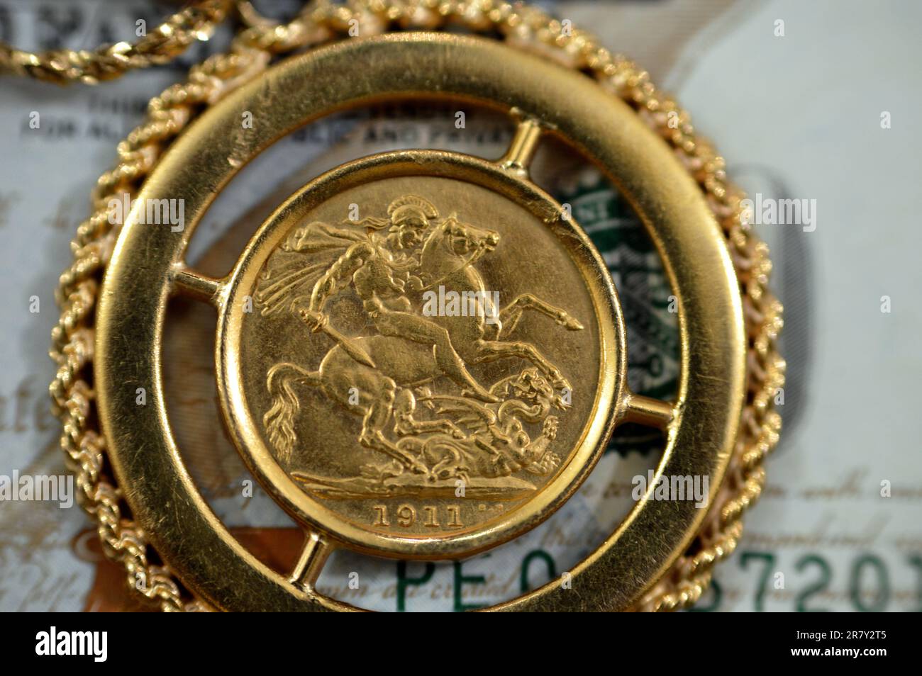 Bijoux ou bijoux sur USD dollars américains argent comptant billet, Sovereign British pièces de monnaie formes bullion pièces de monnaie présente George et dragon, or pr Banque D'Images