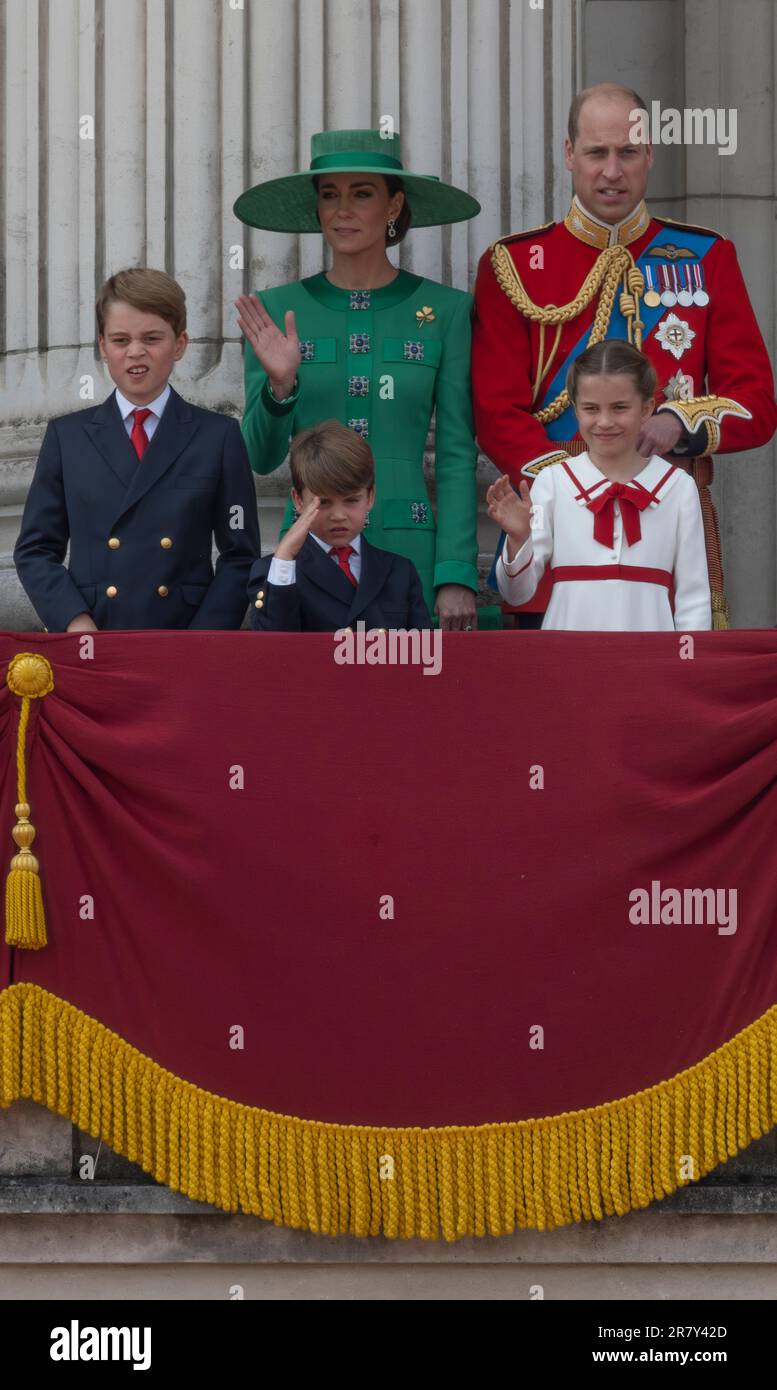 Londres, Royaume-Uni 17 juin 2023. Après le Trooping The Color (la parade d'anniversaire du Roi) a lieu des membres seniors de la famille royale regardent le traditionnel fluypast par la RAF depuis le balcon du Palais de Buckingham. De gauche à droite : Prince George, Prince Louis, Catherine Princess of Wales, William Prince of Wales, Princess Charlotte Banque D'Images