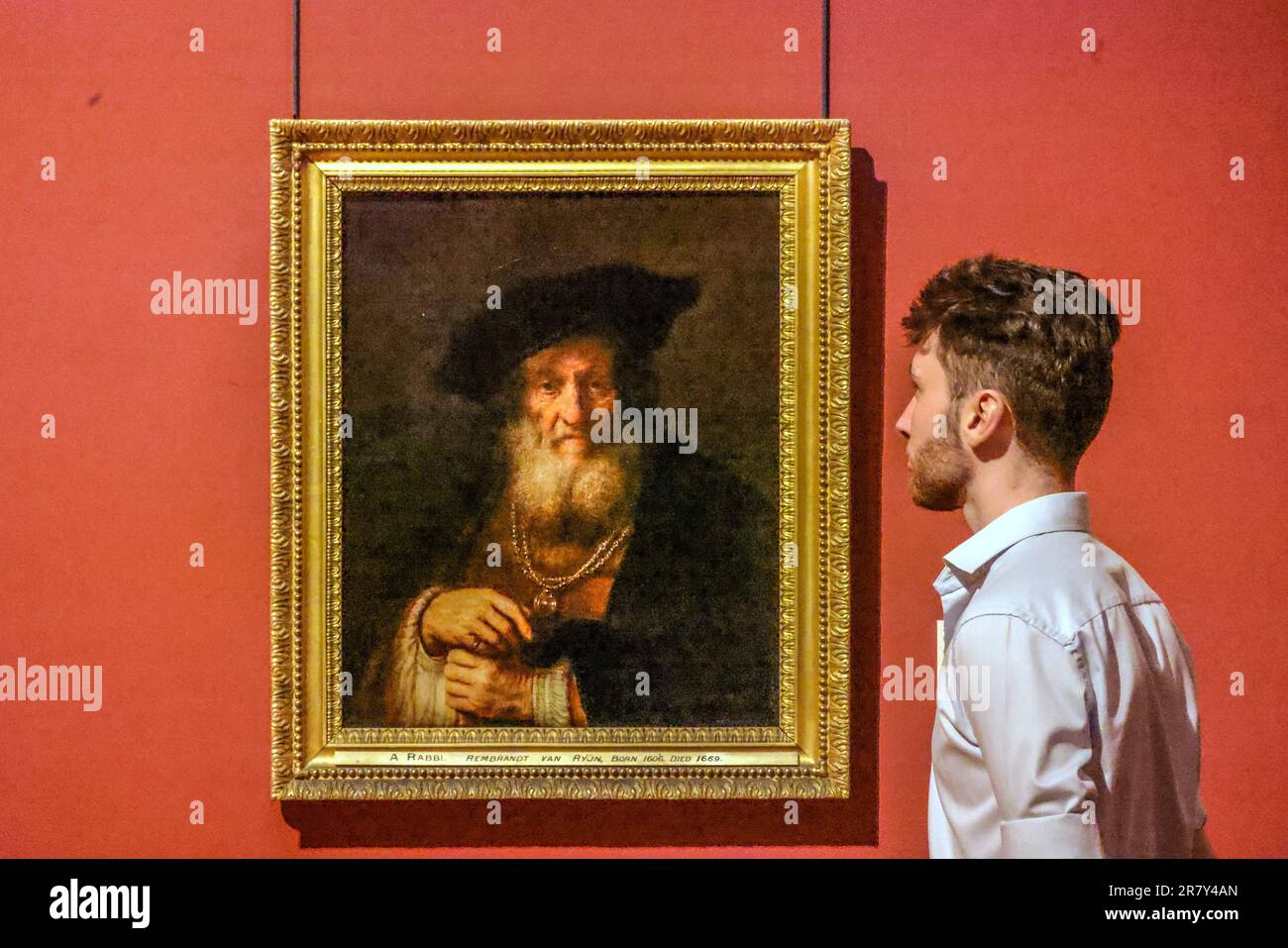 Birmingham, Royaume-Uni. 18th juin 2023. Rembrandt Harmensz van Rijn, Un homme barbu ( le vieux rabbin; Boaz) 1643, huile sur le panneau. Avec une douzaine de peintures de l'ancien Maître, l'exposition est l'un des plus grands et des plus importants groupes de telles œuvres de cette importante collection ducale à exposer dans une galerie publique depuis le 1950s. Jusqu'au 24 septembre 2023.Paul Quezada-Neiman/Alamy Live News Credit: Paul Quezada-Neiman/Alamy Live News Banque D'Images