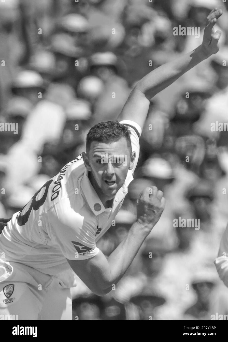 Edgbaston Cricket Stadium, Birmingham, Royaume-Uni. 16 juin 2023 à 1100hrs. England Men v Australia Men in the Ashes Cricket Test Match Day 1. Josh Hazelwood (Australie) Bowling - image en noir et blanc. Photo : Mark Dunn/Alay, Banque D'Images