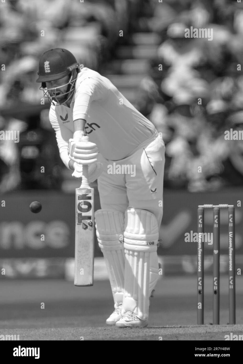 Edgbaston Cricket Stadium, Birmingham, Royaume-Uni. 16 juin 2023 à 1100hrs. England Men v Australia Men in the Ashes Cricket Test Match Day 1. Jonny Bairstow - WK (Angleterre) batting - image en noir et blanc. Photo : Mark Dunn/Alay, Banque D'Images