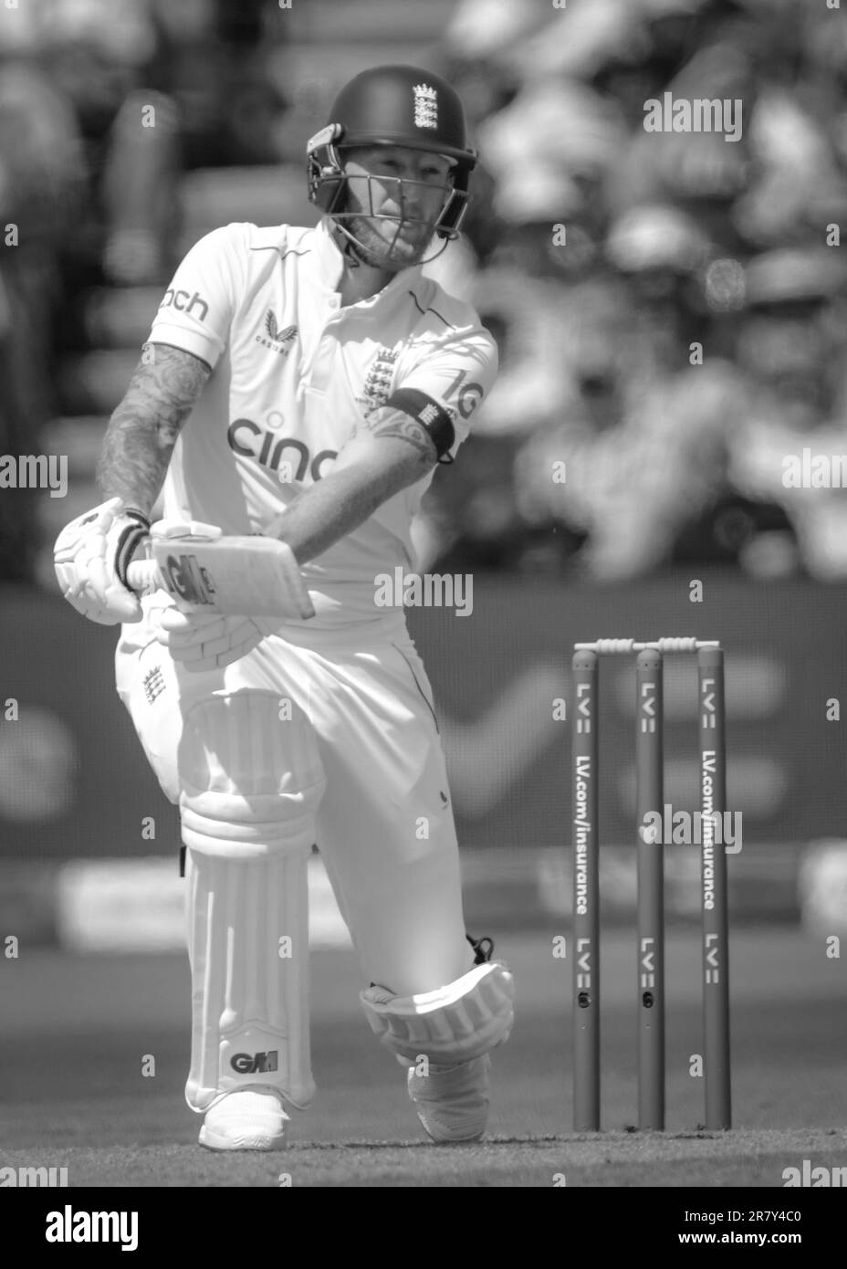 Edgbaston Cricket Stadium, Birmingham, Royaume-Uni. 16 juin 2023 à 1100hrs. England Men v Australia Men in the Ashes Cricket Test Match Day 1. Ben Stokes - Capitaine (Angleterre) batting - image noir et blanc. Photo : Mark Dunn/Alay, Banque D'Images