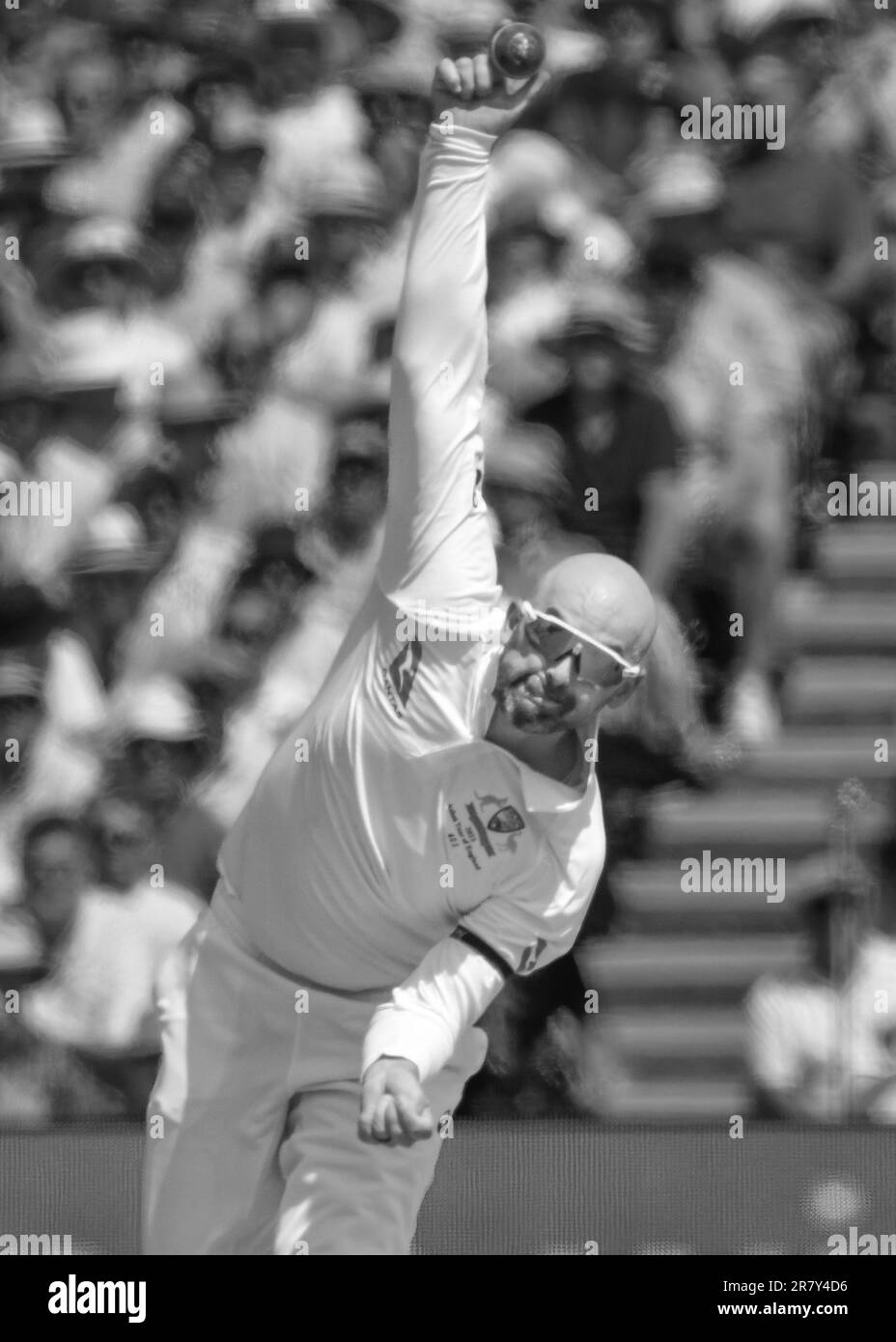 Edgbaston Cricket Stadium, Birmingham, Royaume-Uni. 16 juin 2023 à 1100hrs. England Men v Australia Men in the Ashes Cricket Test Match Day 1. Nathan Lyon (Australie) Bowling - image en noir et blanc. Photo : Mark Dunn/Alay, Banque D'Images