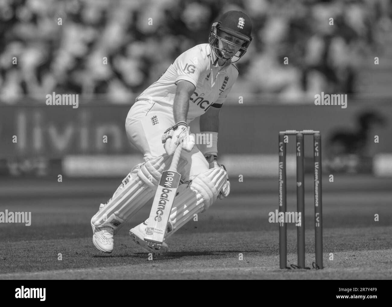 Edgbaston Cricket Stadium, Birmingham, Royaume-Uni. 16 juin 2023 à 1100hrs. England Men v Australia Men in the Ashes Cricket Test Match Day 1. Joe Root (Angleterre) RUN - image en noir et blanc. Photo : Mark Dunn/Alay, Banque D'Images