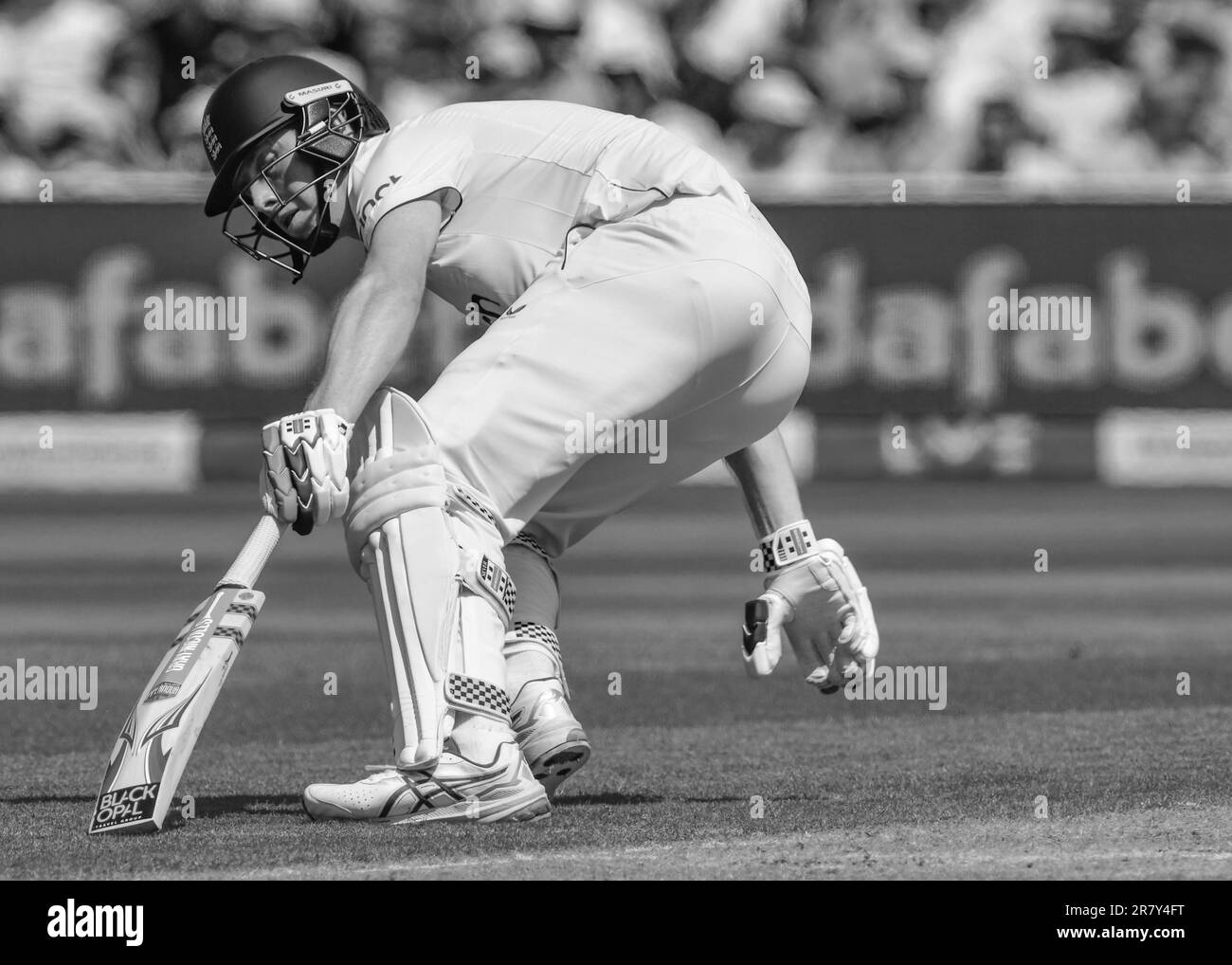 Edgbaston Cricket Stadium, Birmingham, Royaume-Uni. 16 juin 2023 à 1100hrs. England Men v Australia Men in the Ashes Cricket Test Match Day 1. Ollie Pope (Angleterre) RUN - image noir et blanc. Photo : Mark Dunn/Alay, Banque D'Images