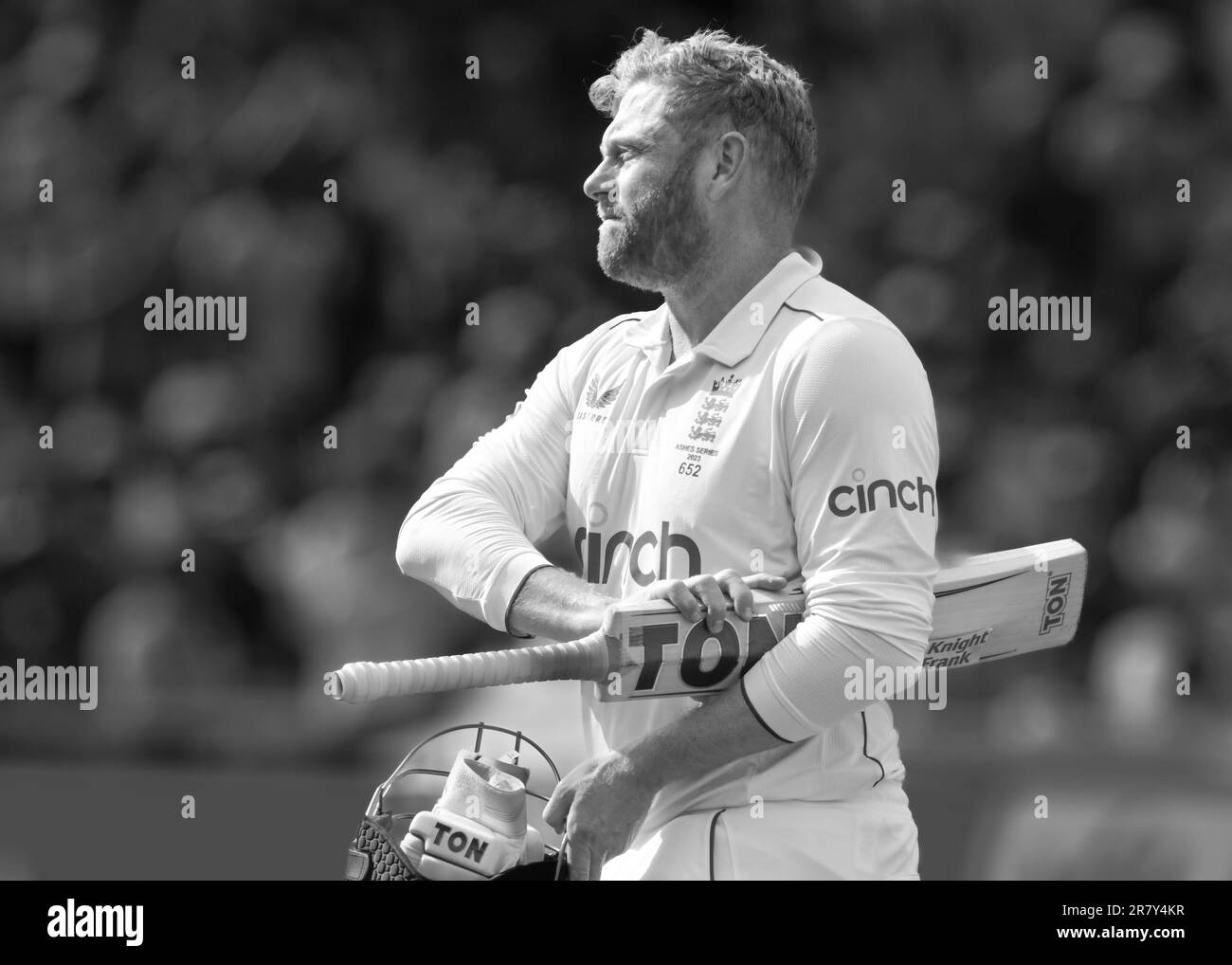 Edgbaston Cricket Stadium, Birmingham, Royaume-Uni. 16 juin 2023 à 1100hrs. England Men v Australia Men in the Ashes Cricket Test Match Day 1. Jonny Bairstow - WK (Angleterre) revenant au dressing - image noir et blanc. Photo : Mark Dunn/Alay, Banque D'Images