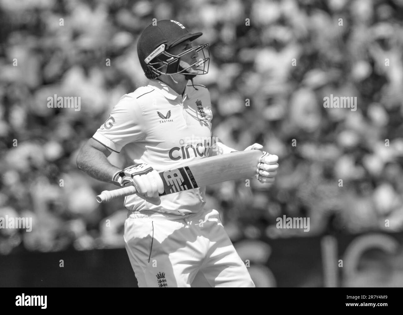 Edgbaston Cricket Stadium, Birmingham, Royaume-Uni. 16 juin 2023 à 1100hrs. England Men v Australia Men in the Ashes Cricket Test Match Day 1. Joe Root (Angleterre) - image en noir et blanc. Photo : Mark Dunn/Alay, Banque D'Images