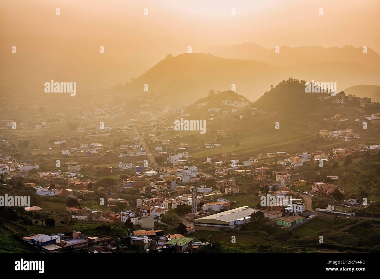 Vue depuis Mirador de Jardina d'un village de montagne dans la vallée, San Cristobal de la Laguna, coucher de soleil dans la brume du soir, nature des montagnes Anaga Banque D'Images