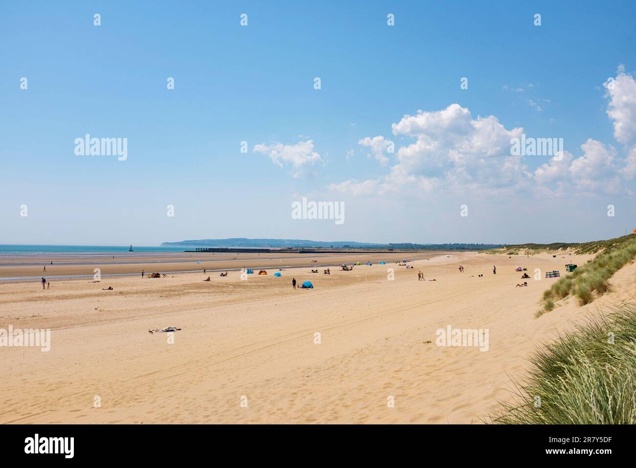 Camber Sands Beach East Sussex , Angleterre , Royaume-Uni - les célèbres belles plages pittoresques sur une chaude journée d'été ensoleillée le long de la côte sud Banque D'Images