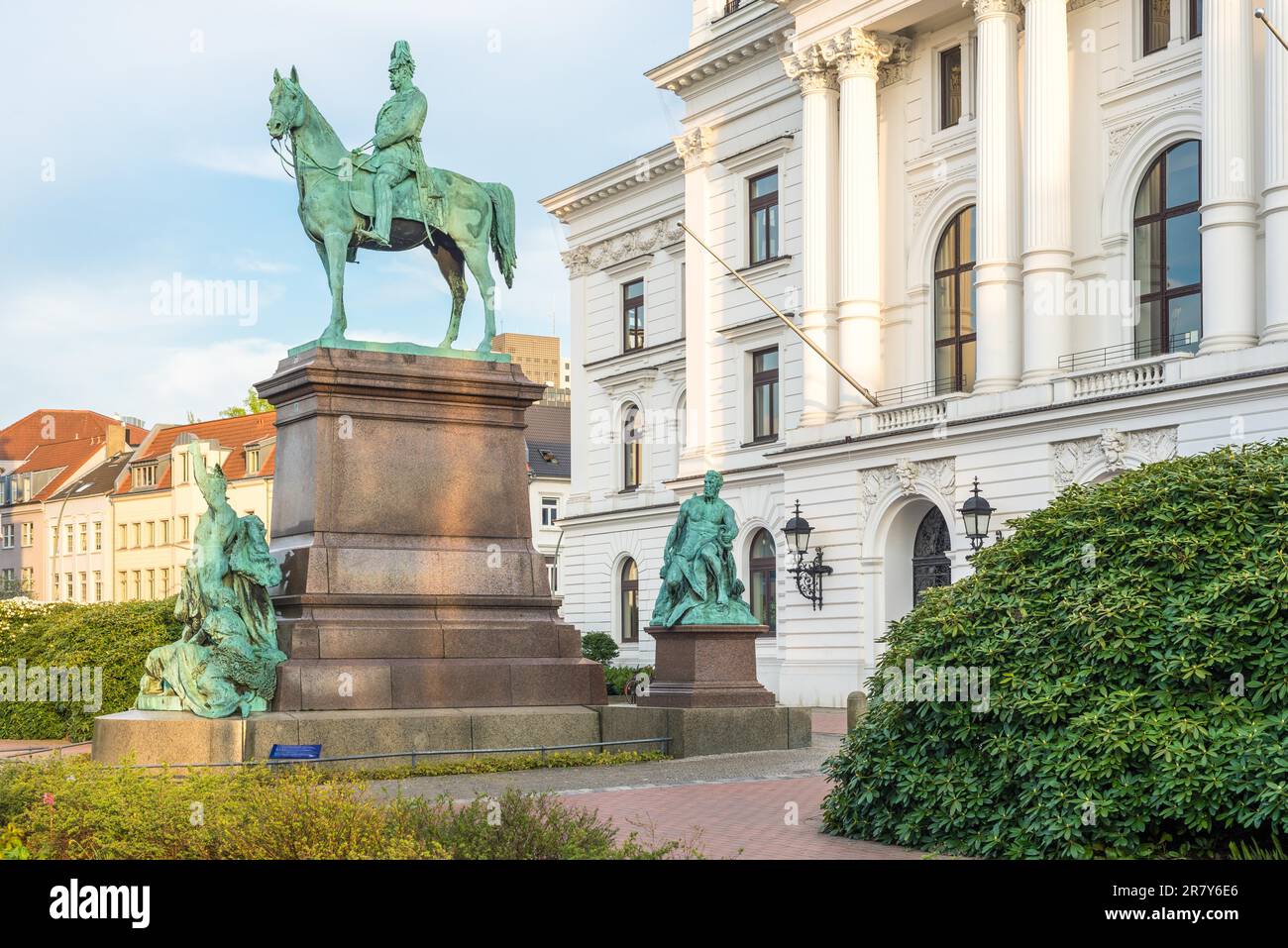 Regroupés autour de la statue équestre de l'empereur à Altona sont deux jeunes femmes qui représentent les anciens duchies du Schleswig et de Holstein Banque D'Images