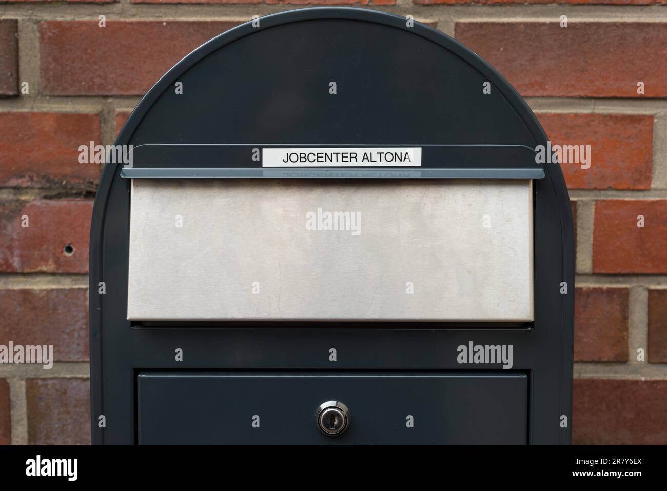 Gros plan sur la livraison du courrier pour le bureau de l'emploi après les heures d'ouverture dans le quartier Altona de Hambourg Banque D'Images