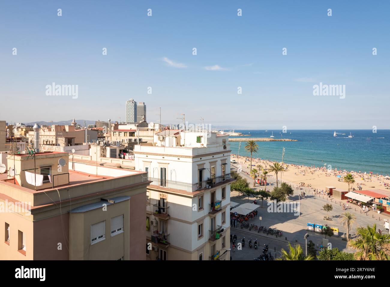 La plage et la promenade de Barceloneta. Un joli quartier de Barcelone avec beaucoup de bars et de restaurants à proximité de la mer. Barceloneta est la plus petite Banque D'Images