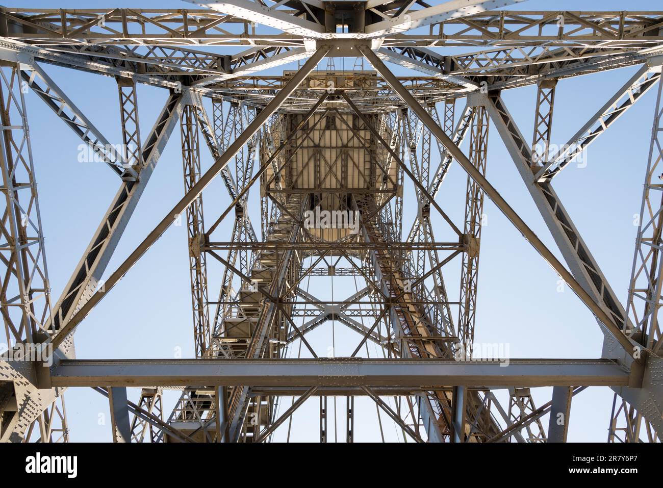 Vue vers le bas sous la Torre Sant Sebastia, une tour de treillis autonome avec une coupe triangulaire. Debout 81 mètres de haut qui Banque D'Images