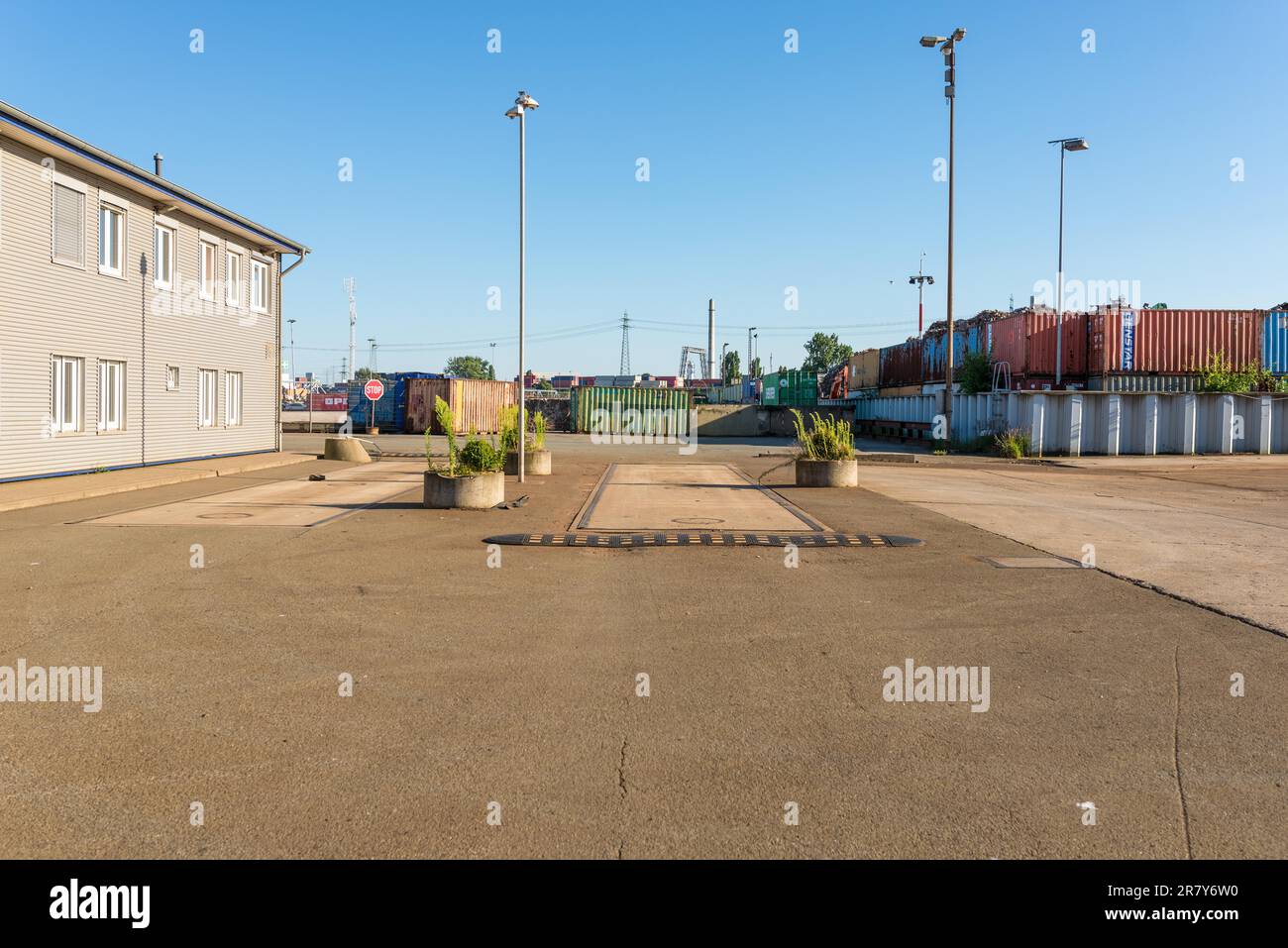 Pont-bascule ou balance de camion, dans une zone industrielle abandonnée un ancien cimetière, dans le port de Hambourg. Les anciennes sociétés industrielles aiment Banque D'Images