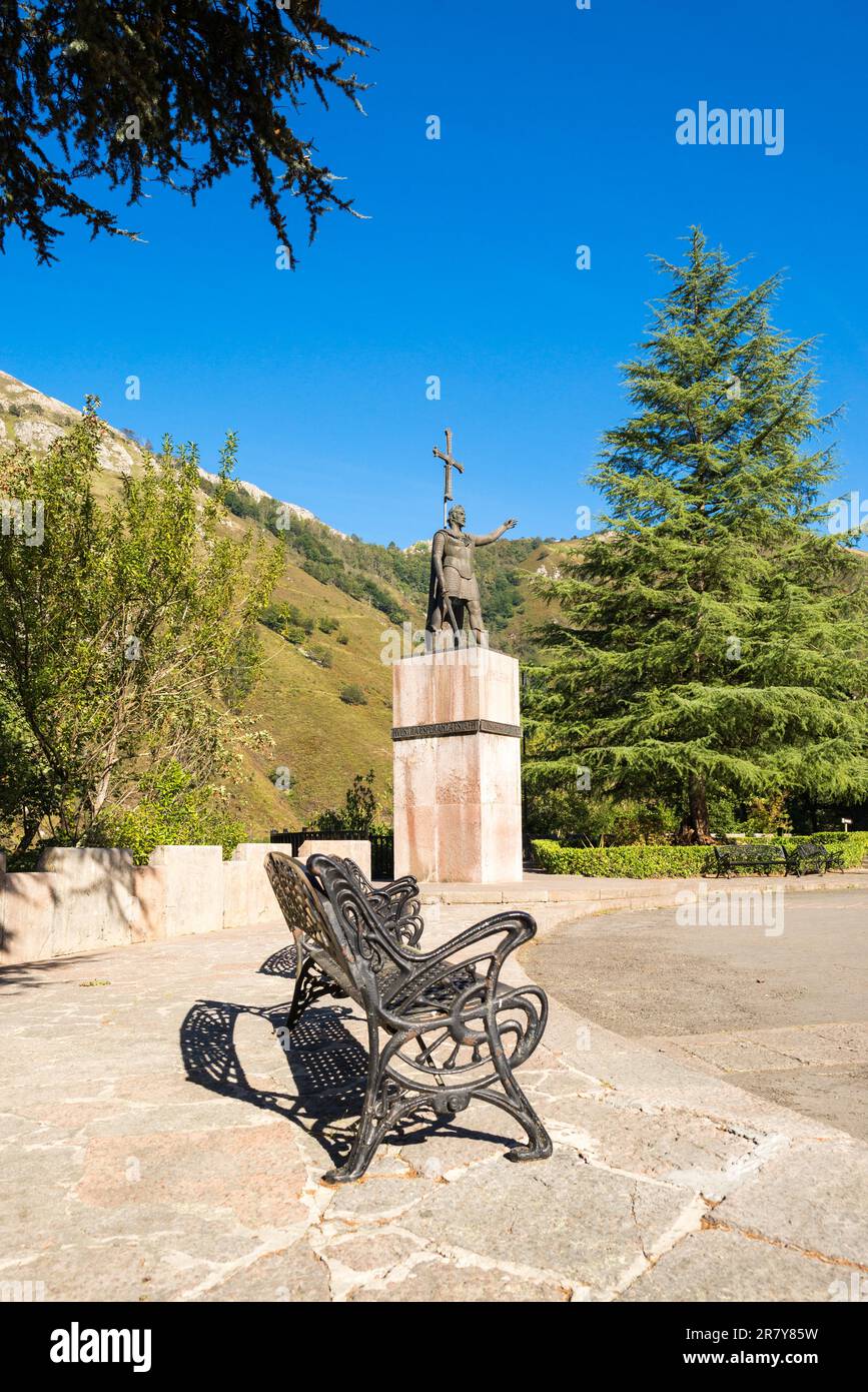 Monument à la mémoire de Pelagius à Covadonga, site de sa célèbre victoire. Le noble Visigothic a fondé le Royaume des Asturies, et est victor Banque D'Images