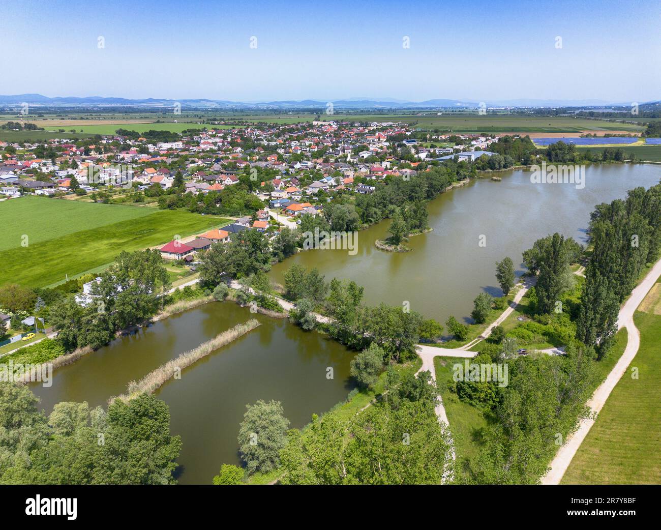Lac et village en Slovaquie, vue aérienne Banque D'Images