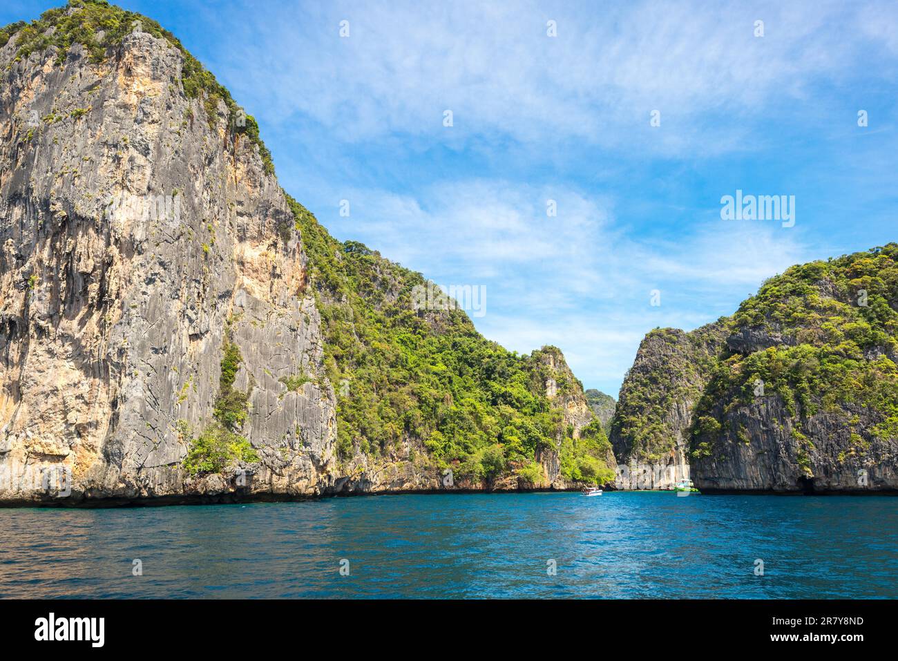 Ko Phi Phi le est la deuxième plus grande île de l'archipel des îles Phi Phi. L'île se compose d'un anneau de collines calcaires abruptes Banque D'Images