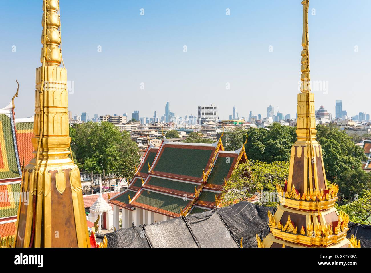 Vue depuis le temple bouddhiste Wat Ratchanatdaram jusqu'au quartier financier Sathon dans le centre-ville de Bangkok Banque D'Images