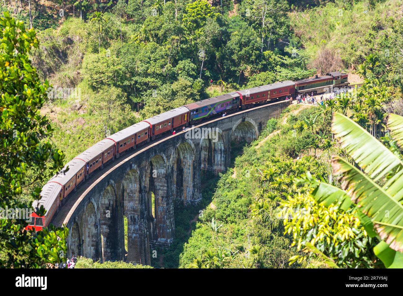 Train de voyageurs entre Demodara et Ella sur le pont des neuf Arches dans la province d'Uva au Sri Lanka. Le viaduc est une attraction touristique majeure sur Banque D'Images