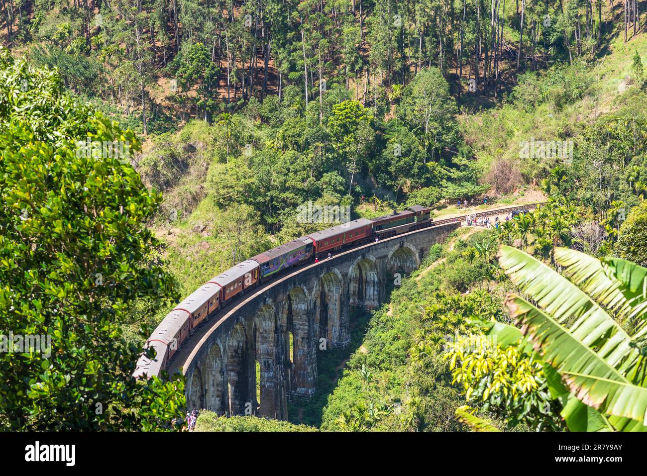 Train de voyageurs entre Demodara et Ella sur le pont des neuf Arches dans la province d'Uva au Sri Lanka. Le viaduc est une attraction touristique majeure sur Banque D'Images